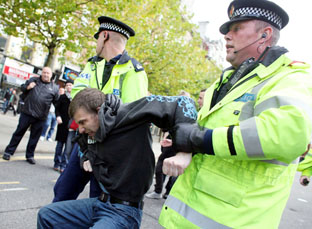 Confruntări între extrema-dreaptă și poliție, la Londra - politia-1315139717.jpg