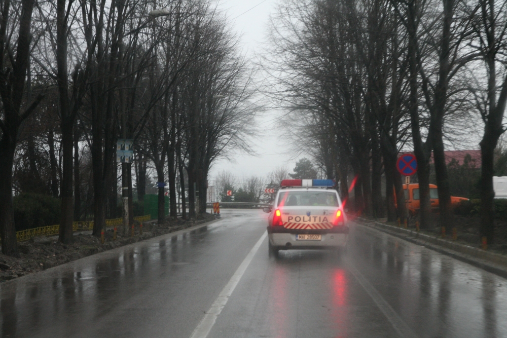 Recomandările Poliției Rutiere către șoferii care circulă, astăzi, pe șosele - politia-1346140146.jpg