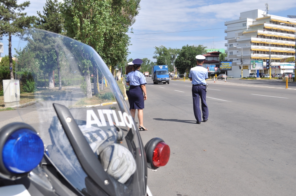 Polițiștii au ieșit la amendat bișnițari și boschetari - politia-1365587047.jpg