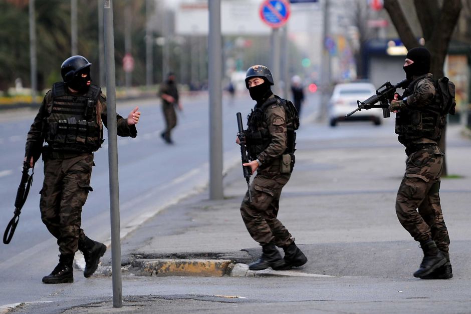 Turcia / Atac armat în plină stradă. Un polițist a fost ucis și altul grav rănit - politia-1437662081.jpg