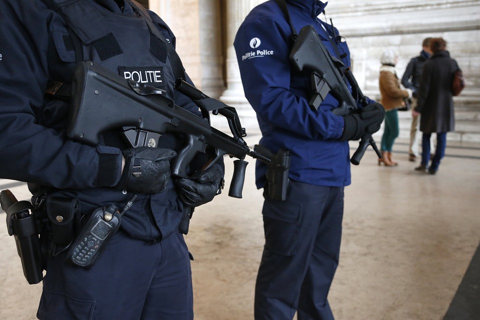 Belgia ridică la nivel maxim alerta teroristă pentru Bruxelles - politia-1448093471.jpg