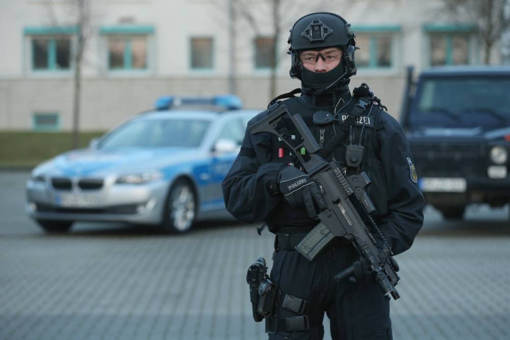 Germania / Aeroporturile din Berlin rămân în stare de alertă după arestarea suspectului sirian - politia-1476199201.jpg