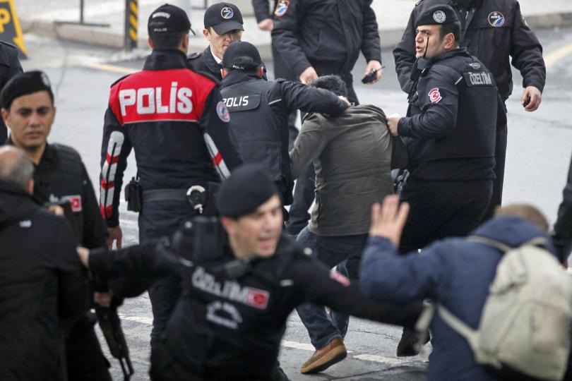 Proteste VIOLENTE în Istanbul! Poliția intervine cu tunuri de apă și gaze lacrimogene - politia-1478359656.jpg