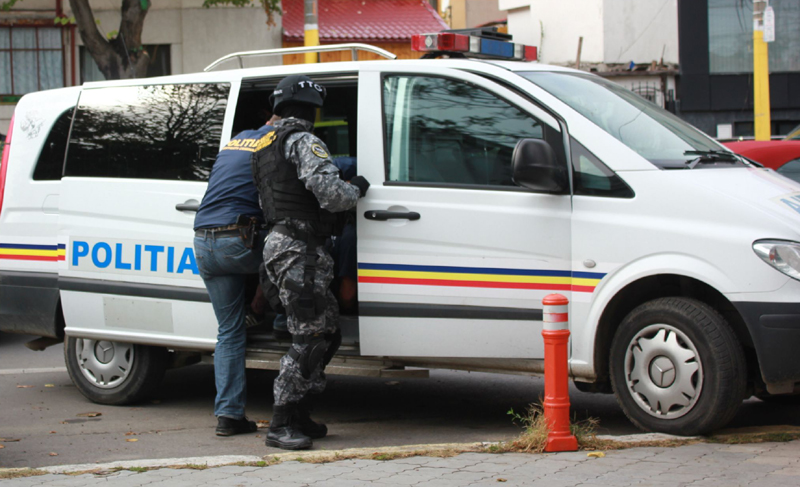 Alertă cu bombă pe bulevardul Alexandru Lăpușneanu. Valiză suspectă, abandonată pe stradă - politia-1481985793.jpg