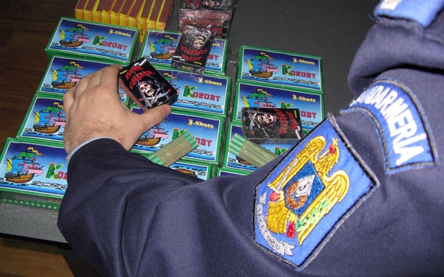 Peste 3.300 de produse pirotehnice confiscate de către polițiștii constănțeni - politia-1483002054.jpg