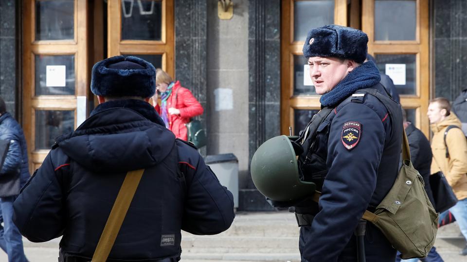 Explozie puternică într-un bloc din Sankt Petersburg, lângă locul în care s-au găsit explozibili - politia-1491494147.jpg
