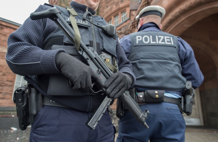 Alertă în Germania. Poliția a arestat un sirian de 19 ani suspectat că pregătea un atentat terorist - politia-1509436759.jpg