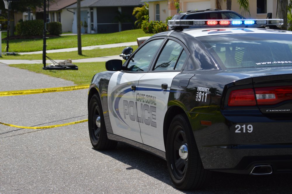 Atac în Florida: Un bărbat a înjunghiat mai multe persoane în incinta unei companii - politia-1568221862.jpg