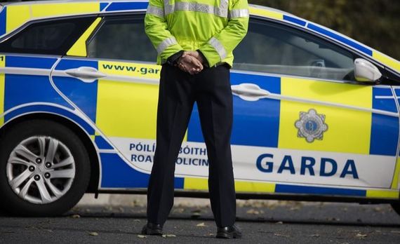 Prima persoană acuzată în Irlanda de încălcarea restricțiilor este un român. Conducea și fără permis - politia-1587021599.jpg