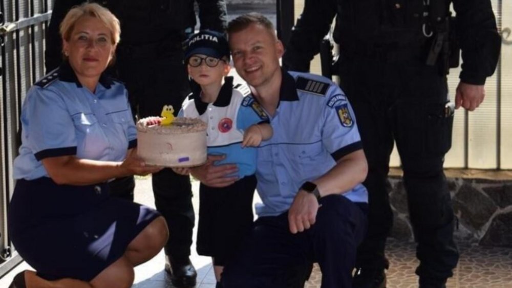 Poliția Română, surpriză memorabilă pentru un băiețel de 5 ani: “La mulți ani, Bogdănel!” - politia-1660827386.jpg