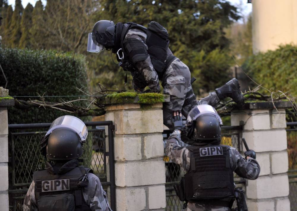 Alertă cu bombă la un liceu din Franța, unde învață circa 3.000 de elevi - politia123-1452512154.jpg