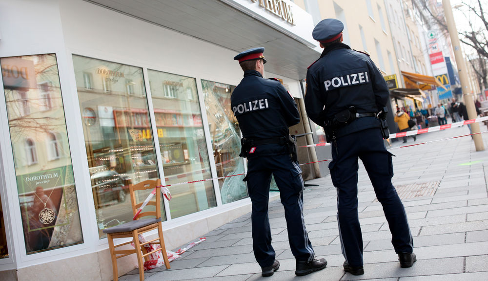 Împușcături la Viena. Un mort și un rănit grav - politia2-1545404932.jpg