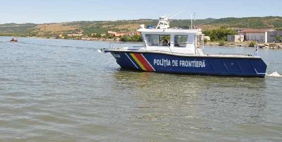 SALVARE PE DUNĂRE! Pescar cu probleme medicale, ajutat de polițiștii de frontieră - politiadefrontieralaoravita-1571306133.jpg