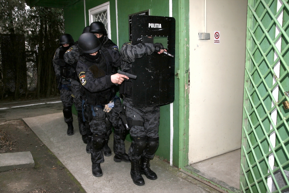 ZECI DE PERCHEZIȚII ÎN CONSTANȚA / Polițiștii de frontieră scotocesc locuințele contrabandiștilor de țigări - politiadiassimulareexercitiuarma-1346747666.jpg