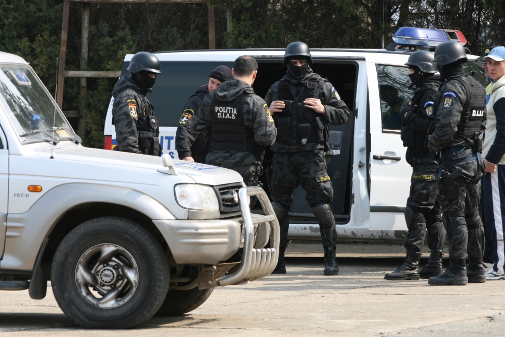 Cine cere demiterea polițistului mascat bătăuș din Constanța - politiadiassimulareexercitiuarma-1392990470.jpg
