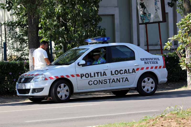 De ce păzesc polițiștii locali trecerile  de pietoni din Constanța - politialocalacaracatite10-1351264605.jpg