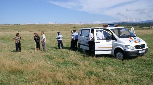 ȘOCANT: cadavrul unui bărbat, găsit pe câmp, la marginea orașului Ovidiu! - politiapecamp1-1630939516.jpg
