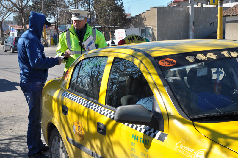 Cum au ajuns taximetriștii din Constanța adevărate pericole publice - politiarutieracontroltaxi4-1364578523.jpg