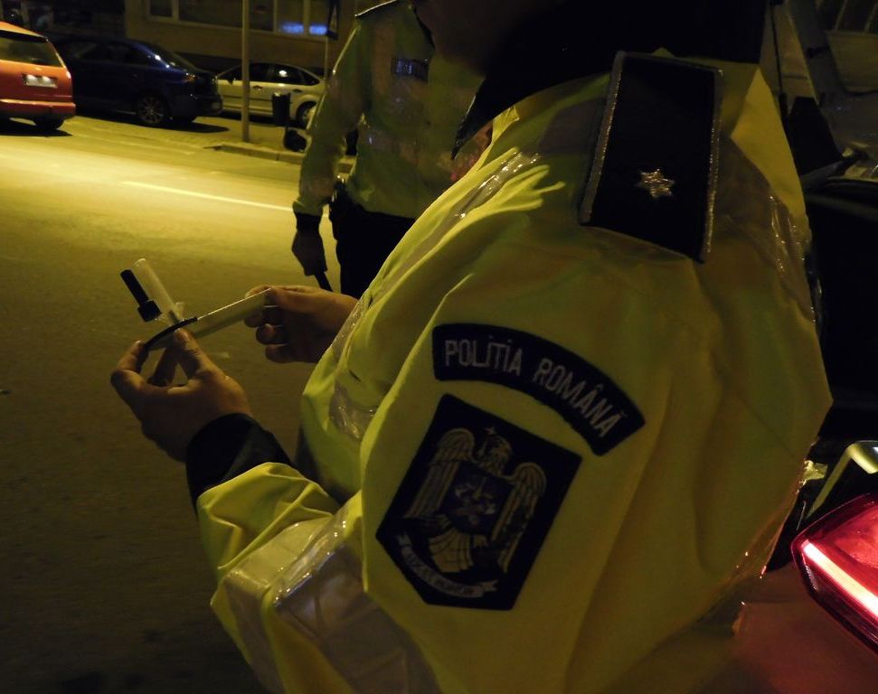 Premieră în România: Numărul șoferilor prinși drogați la volan l-a depășit pe cel al conducătorilor auto beți - politiarutieraetilotestdrugtestc-1661871906.jpg