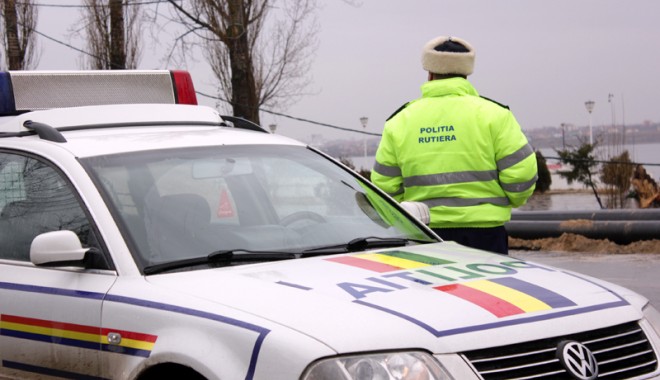 Cale liberă spre Constanța! Peste 100 de mașini scoase din nameții de la Hârșova - politiarutieramasinadepolitie413-1453117222.jpg