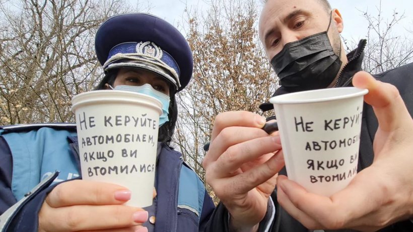 Poliţiştii români au oferit cafea şoferilor veniţi din Ucraina. Mesajul transmis pe pahare le-a atras tuturor atenţia - politie-1646320536.jpg