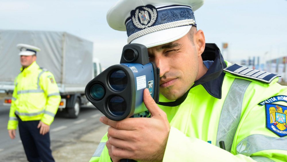 Big Brother pe șoselele din România. Iohannis a aprobat legea care ar putea pune capăt vitezei excesive pe drumurile din țară - politie-1672328888.jpg
