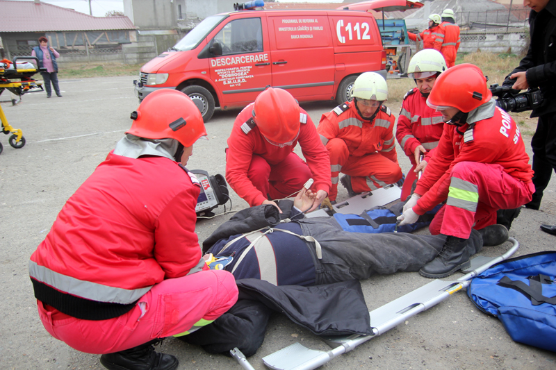 UPDATE / Trei răniți în accidentul de la Mihail Kogălniceanu - politiedescarcerarescoala3131321-1383903939.jpg
