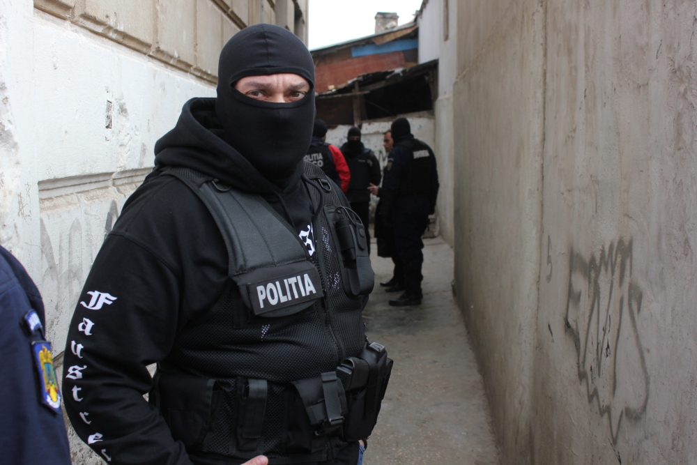 VIDEO/ Descinderi cu mascați la hoții și tâlharii din județul Constanța - politiemascatijandarmipercheziti-1369134688.jpg