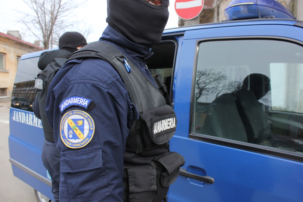 Șeful RAJDP Constanța, săltat de mascați și dus la DNA București - politiemascatijandarmipercheziti-1395243576.jpg