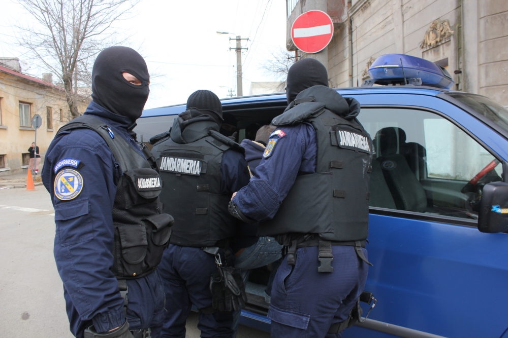 Percheziții la punctele de lucru ale unei firmă de brokeraj. Polițiștii au descins și la Constanța - politiemascatijandarmipercheziti-1404398020.jpg
