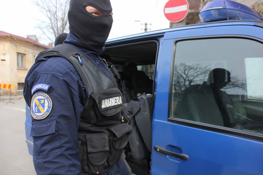 Percheziții la Constanța, la traficanții de droguri - politiemascatijandarmipercheziti-1444989799.jpg
