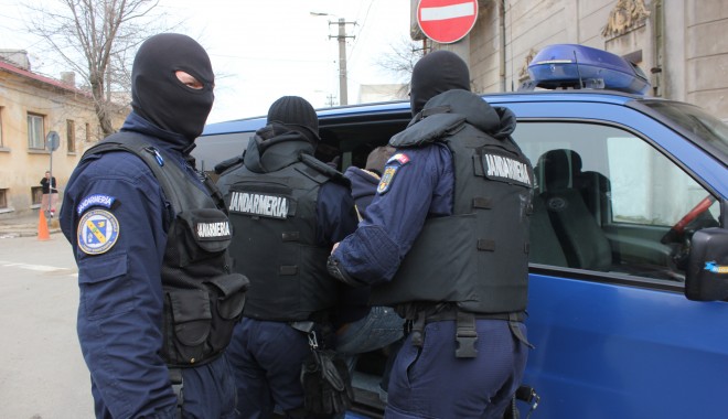 PERCHEZIȚII LA PERSOANE BĂNUITE DE COMERȚ ON-LINE CU PRODUSE CONTRAFĂCUTE - politiemascatijandarmipercheziti-1466082878.jpg