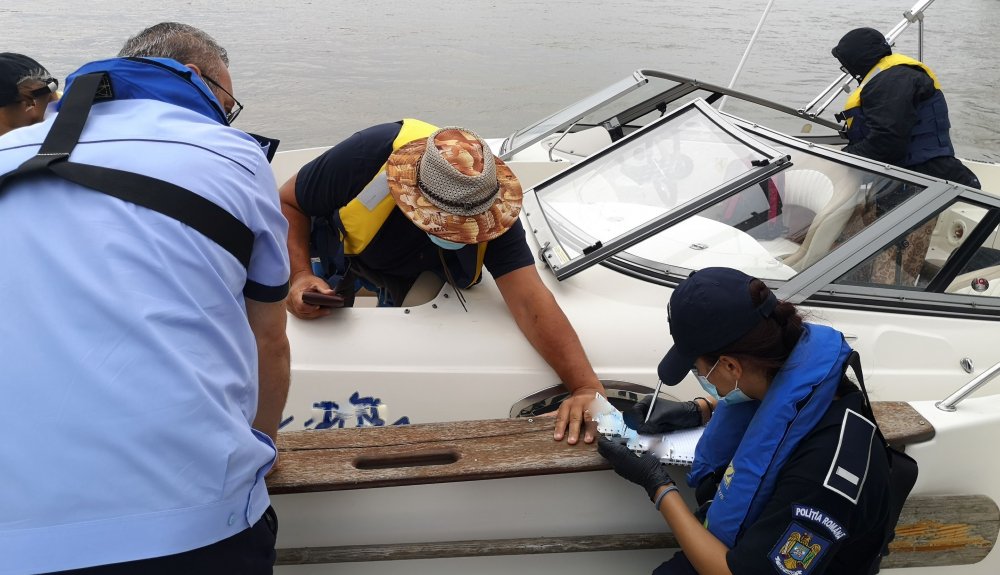 Razii pe mare: ambarcațiunile de agrement și pescuit, controlate de polițiști - politienavigatiesursapolitiaroma-1599487023.jpg