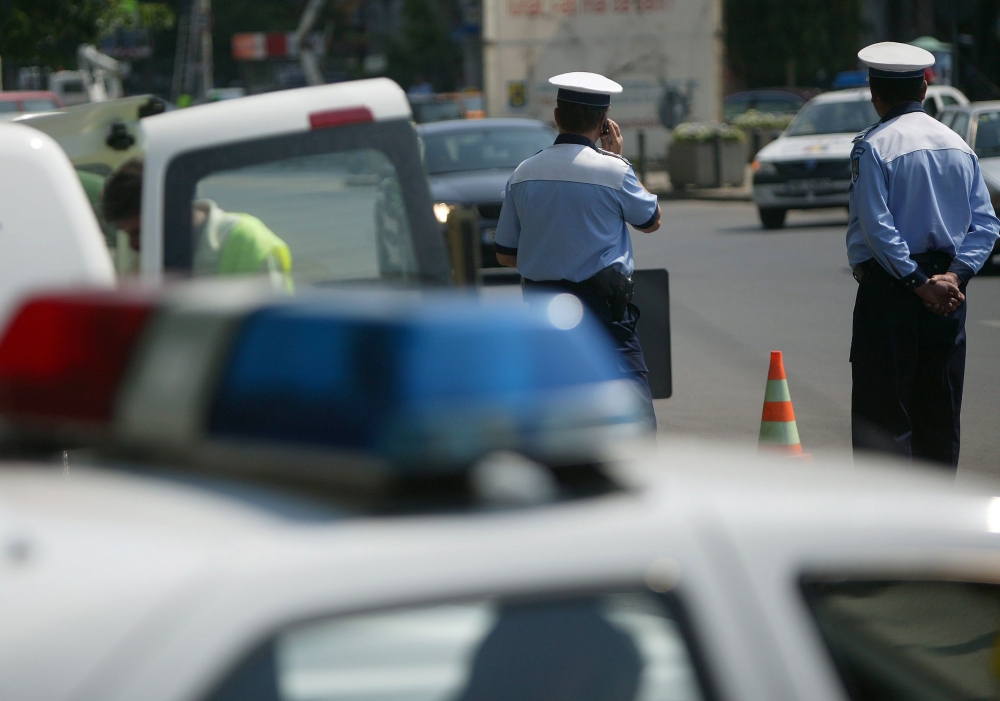 Aproape 400 de șoferi au rămas fără permis în patru zile. Polițiștii au dat peste 10.000 de amenzi - politist-1353758818.jpg