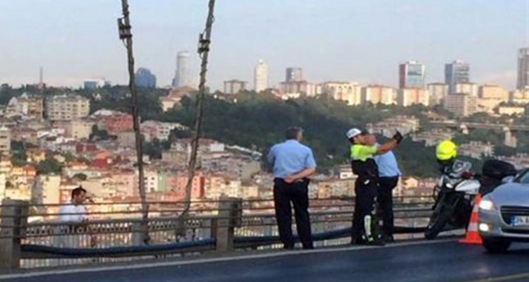 Selfie ucigaș: Un bărbat a murit încercând să se pozeze sărind de pe un pod - politist-1438099650.jpg