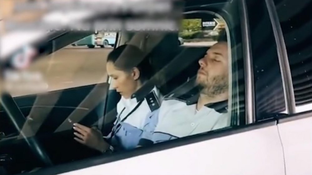 VIDEO: Polițist surprins dormind în mașina de serviciu: 