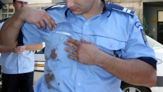 Scandal de amploare. Polițist bătut de un scandalagiu - politistbatut-1439376335.jpg
