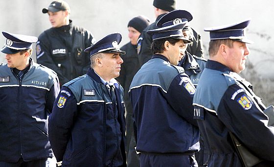 Polițiștii constănțeni veghează să aveți sărbători liniștite - politisti-1333874981.jpg