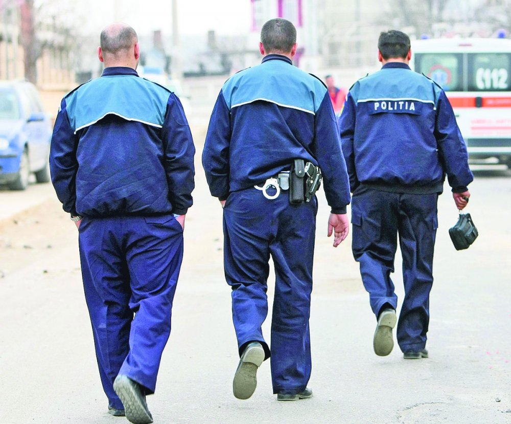 Reținut de polițiști pentru că se masturba pe marginea drumului, la Agigea - politisti-1620394403.jpg
