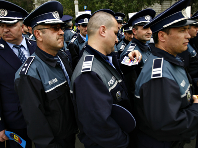 Sindicaliștii dau asigurări: polițiștii vor primi bani de combustibil și echipament - politisti1-1340016423.jpg
