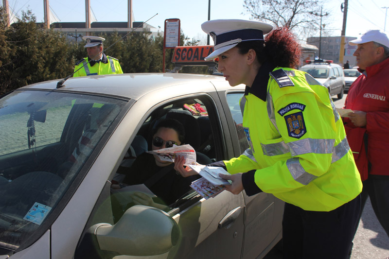 Polițiștii constănțeni au dăruit flori femeilor cu ocazia Mărțișorului - politistiaudaruitflori-1362160819.jpg