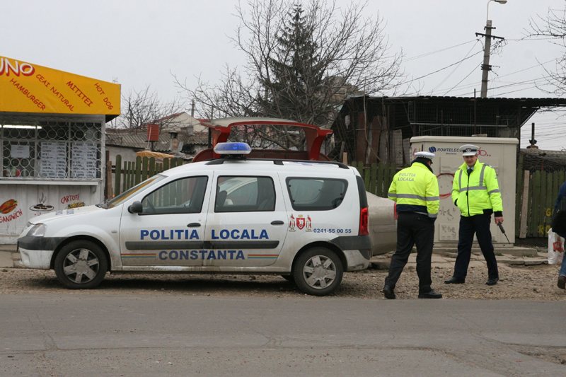 Polițiștii locali din Constanța, înarmați cu pistoale letale - politisticetmasina-1319992561.jpg