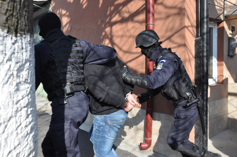 Mega-furturi în portul Constanța. Poliția, mână în mână cu hoții! - politistidescinderiretineri2-1332268718.jpg