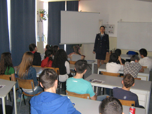 Polițiștii constănțeni i-au instruit pe elevii din Năvodari - politistielevinavodari-1364927055.jpg