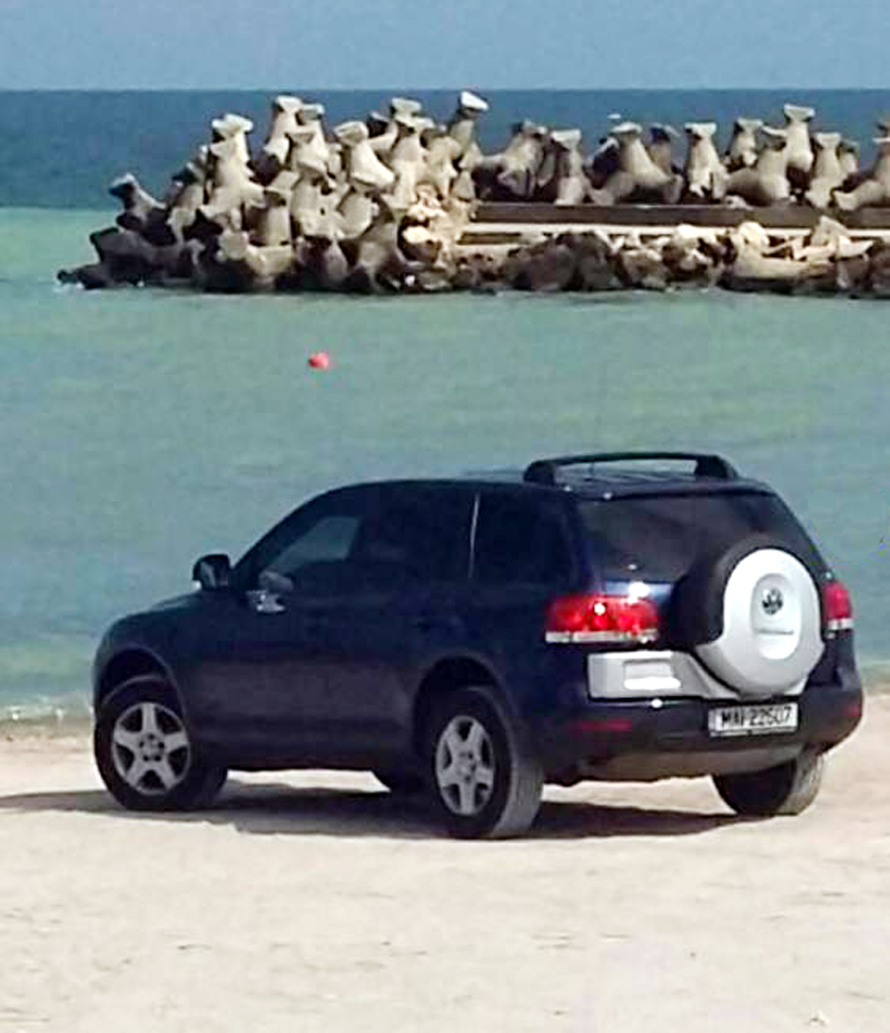 Șoferul prefectului de Gorj, care  a parcat pe plajă, amendat  cu 20.000 lei - politistii-1473432146.jpg
