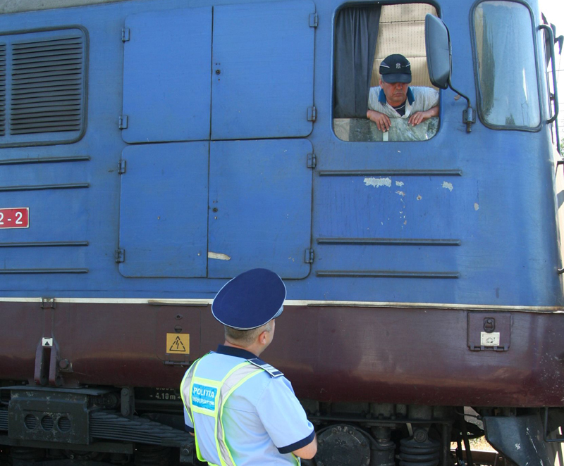 Polițiștii care patrulează în trenuri  învață despre droguri - politistiicarepatruleazatrenurii-1394734017.jpg
