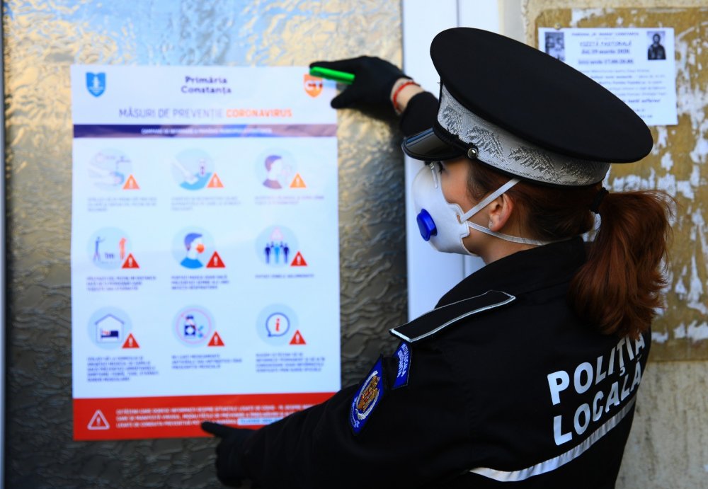 Polițiștii locali continuă lipirea afișelor de informare în scările de bloc din oraș - politistiilocalisursaprimariacon-1584368577.jpg