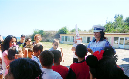 Polițiștii de la Rutieră, prezenți  în taberele de copii de pe litoral - politistiirutierataberecopii-1408639760.jpg