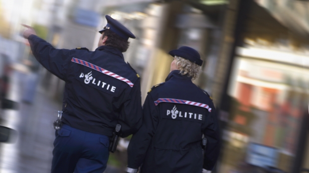 Alertă în Olanda. Poliția a arestat un bărbat, în contextul măsurilor antiterorism - politistiolandezi91541600-1470040347.jpg