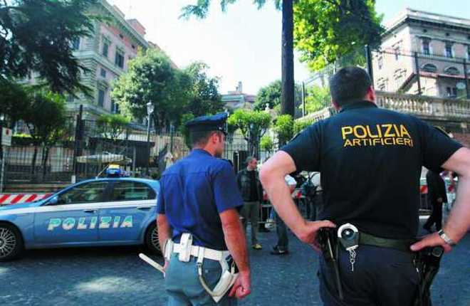 Grup mafiot format exclusiv din cetățeni români,  destructurat în Italia - poliziadavantiambasciatausa-1371895917.jpg